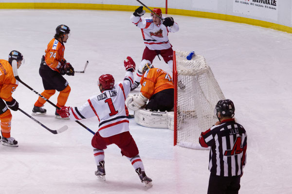 アイスバックス vs チャイナドラゴン: 鈴木選手のゴール