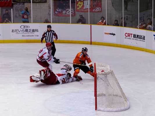 アイスバックス vs チャイナドラゴン: ディレイゴ選手がゴーリーをかわしてガラ空きのゴール前へ