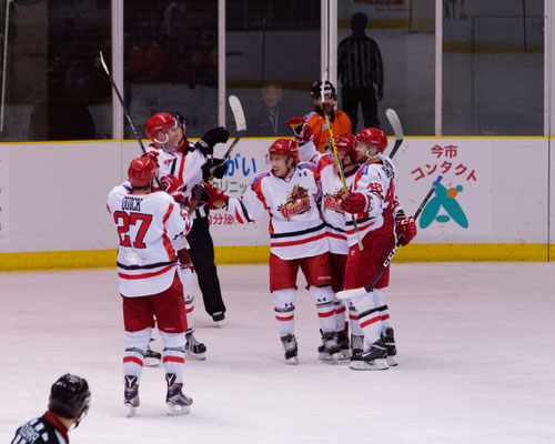 アイスバックス vs チャイナドラゴン: チェン選手の決勝ゴール