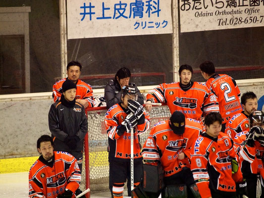 準優勝の表彰を受けるアイスバックス