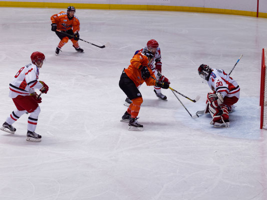 アイスバックス vs チャイナドラゴン: ゴールを狙う古橋選手