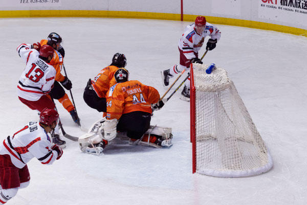 アイスバックス vs チャイナドラゴン: 鈴木選手のゴール