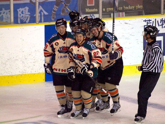 アイスバックスのゴールラッシュは外崎選手が口火を切りました