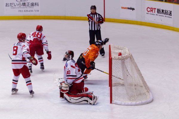 アイスバックス vs チャイナドラゴン: ディレイゴ選手のゴール