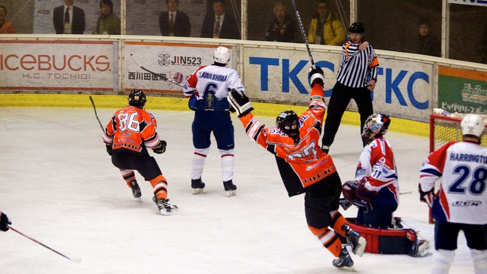 アイスバックス ソン・ドンファン選手がゴール