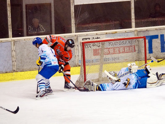 アイスバックス コゼック選手が2点目のゴールで4-1と差を広げます