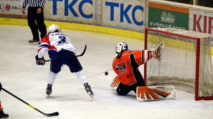 アイスバックス小野選手がセープ