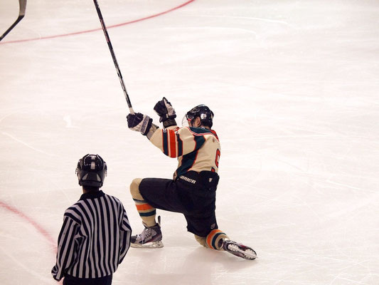 アイスバックス山田選手のシュートが決まりこのガッツポーズ