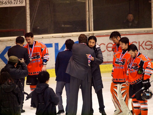 準優勝の表彰を受けるアイスバックス