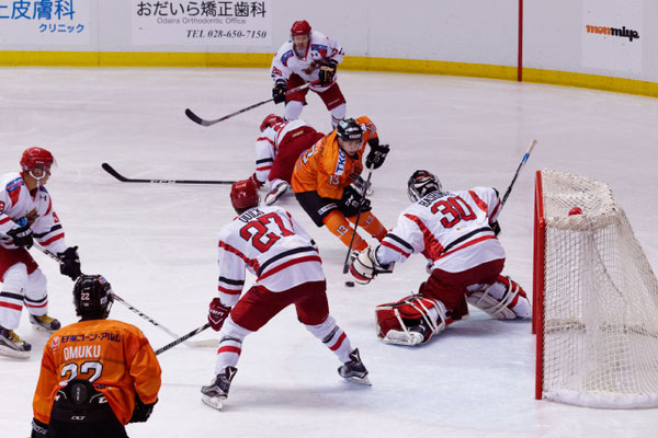 アイスバックス vs チャイナドラゴン: 岩本選手の単独突破