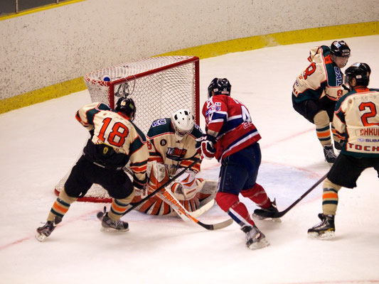 王子イーグルスの3Pの猛攻をアイスバックス小野選手が守ります