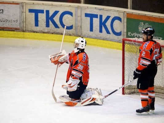 呆然とするアイスバックス小野選手