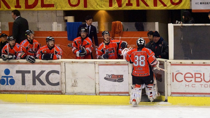 アイスバックス小野選手は大役を果たしてベンチに退きます