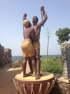 statut devant la maison des esclaves sur l'ile de Gorée