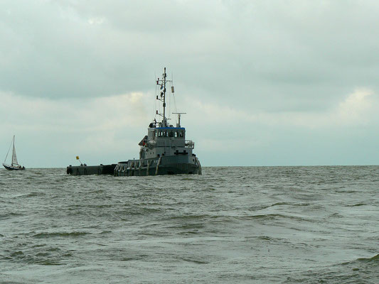 Schleppverband. Habe ihn zuerst in die Schleuse fahren lassen