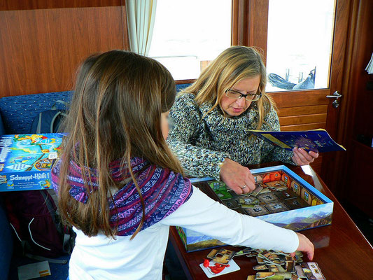 Mirja & Oma beim Spielen