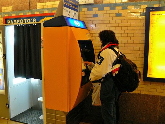 Jacqueline am Fahrscheinautomat