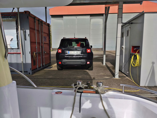 Auto gegenüber der Lady zum packen geparkt