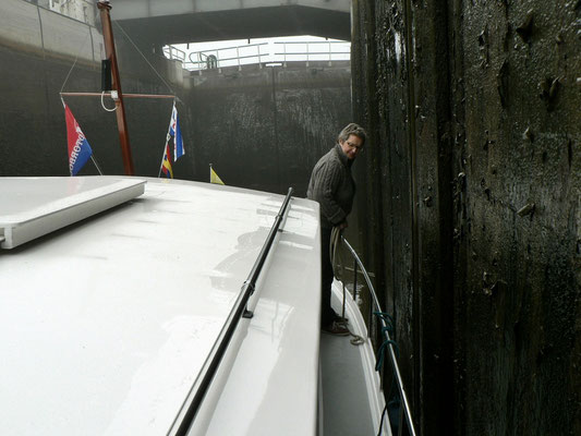 Friese Sluis, binnen geht es nach Urk