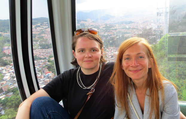 Medellín aus der Luft: Rundfahrt in der Metro Cable, die einen super Überblick über die Stadt gibt. Mit unseren kolumbianischen Mutti, Paula, die über uns wacht und uns füttert wie es nur Paisa Mamas können.