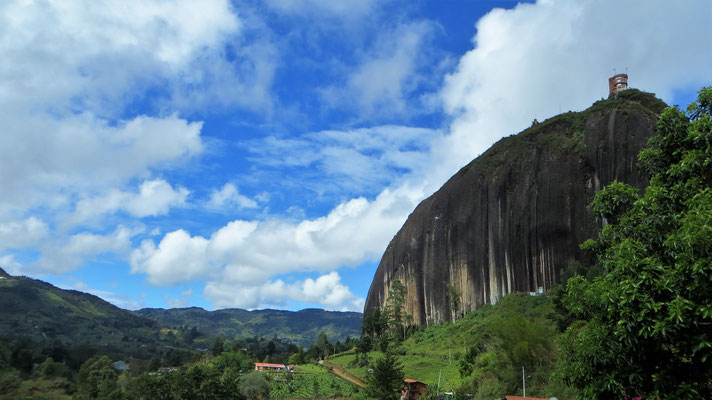 Der Peñol de Guatapé: Ein riesiger Fels mitten in der Landschaft mit einer abenteuerlichen Treppe (gut 700 Stufen) - Claro con tinto! 