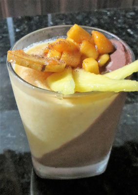 Eigene Kreation: Schoko- und Maracujamousse mit karamellisierter Mango und Kochbanane (ohne Schneebesen oder Rührgerät, dafür gar nicht ganz schlecht ;) )
