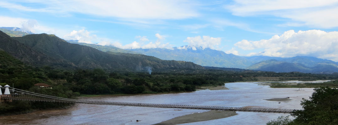 Río Cauca überspannt von einer Hängebrücke