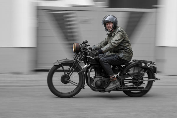 Helmut Braun_03_Motorrad fährt vorbei