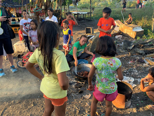 Müllberg Cebu – Dies und Reis ist das Abendessen einer Familie mit sechs Kindern – die Fleischabfälle wurden auf dem Müllberg „ausgegraben“