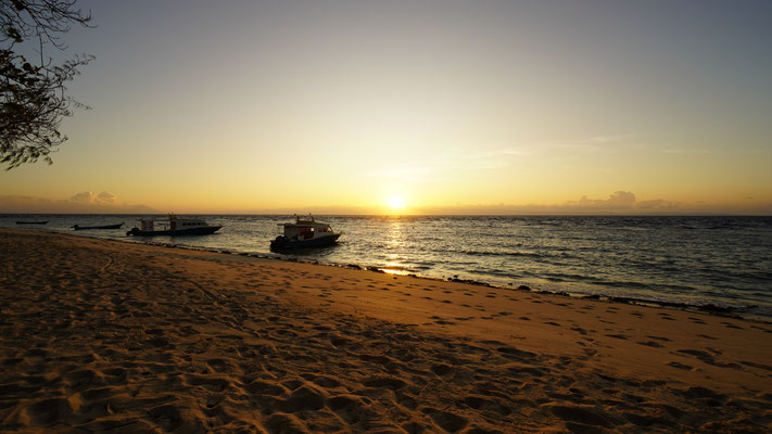 Sonnenuntergang am Resort-Strand / Sunset at the beach resort