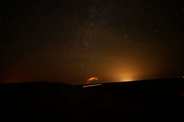 Wetterleuchten am Horizont und - genauer hinschauen - dutzende Sternschnuppen des Perseidenschauers verzaubern die Nacht.