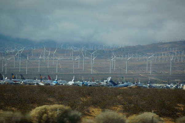 Flugzeugfriedhof und Windanlage