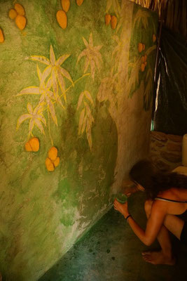 Artista Seraina zementiert/malt ein 3D-Mangobaum ins WC.