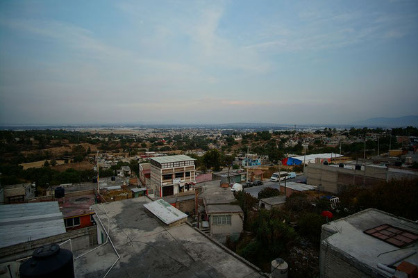 Blick von Mäsis Dach auf Tepotzotlan, das ein bis zwei Stunden von Mexiko-Stadt entfernt liegt.