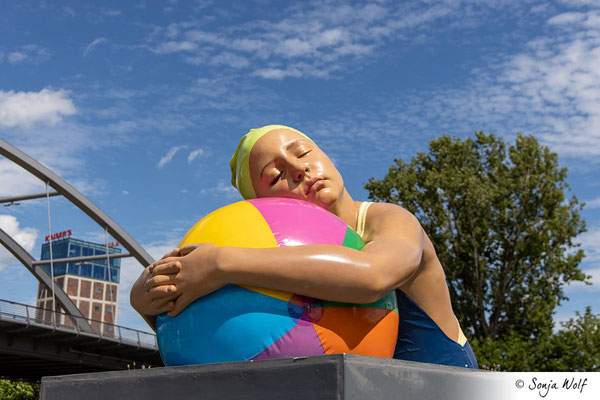 Kind mit Wasserball