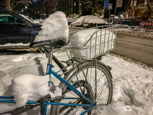 Ein Fahrradkorb voll Schnee