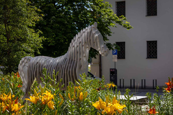 Scheibenpferd mit Lilien