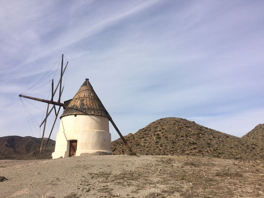 eine alte Windmühle auf dem Wanderweg