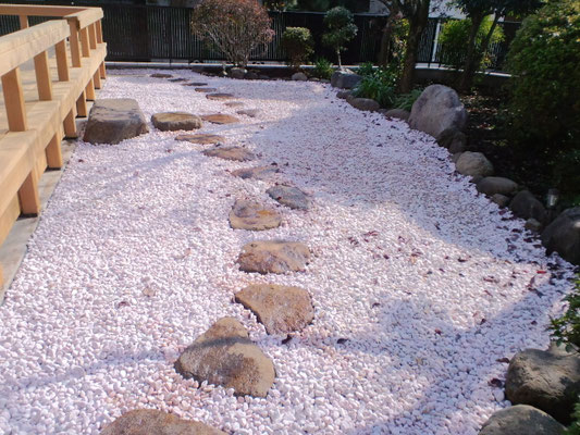 飛石設置、防草シート、砂利敷き〈ピンク〉