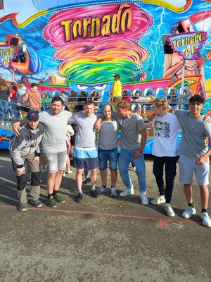Team von Schreiner Großmann bei einem gemeinsamen Firmenausflug auf einer Kirmes