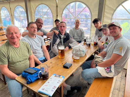 Team von Schreiner Großmann bei einem gemeinsamen Firmenausflug in einem Zelt
