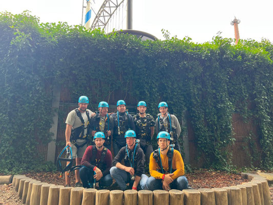 Team von Schreiner Großmann bei einem gemeinsamen Firmenausflug im Klettergarten