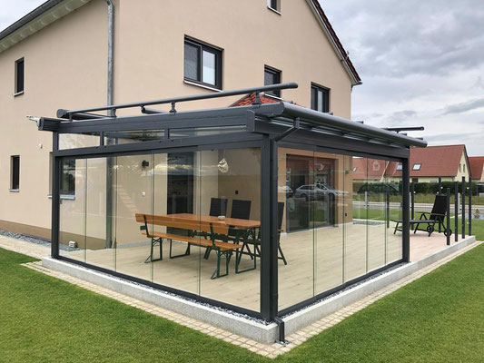 Terrassenüberdachung mit Glasschiebetüren und Aufdachmarkise