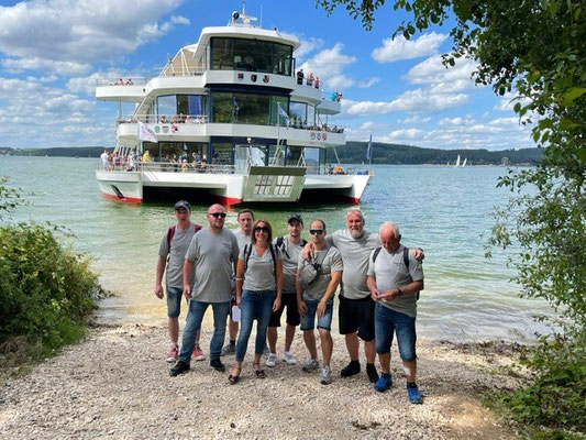 Team von Schreiner Großmann bei einem gemeinsamen Firmenausflug am See vor Ausflugsschiff