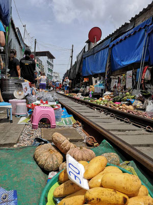 Deutschsprachige Tagestour zum Maeklong Railway Market