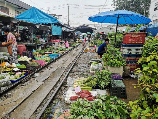 Ausflug zum Schwimmenden Markt von Damnoen Saduak + Maeklong Zugmarkt