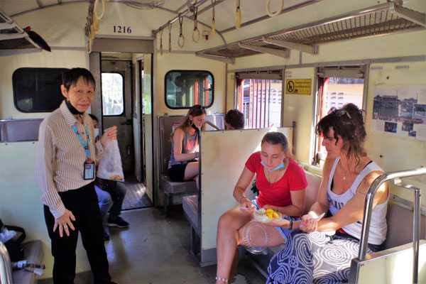 Tagestour zum Damnoen Saduak Floating Market + Maeklong Train Market