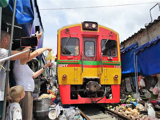 Ausflug zum Mae Klong Zugmarkt