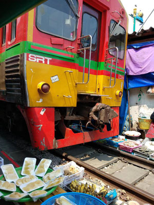 Ausflug zum Mae Klong Zugmarkt