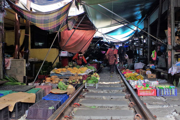 Ausflug zum Mae Klong Zugmarkt
